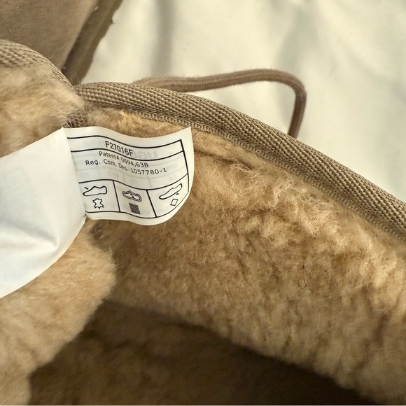 EUC UGG Neumel Chukka Boot main image 8